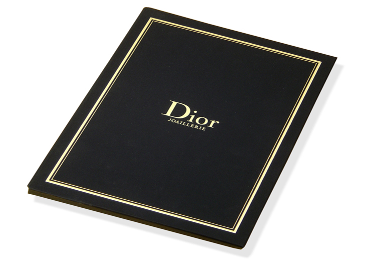 Coffret Dior à couvercle simple contrecollé rembordé de toile satin – dorure à chaud.