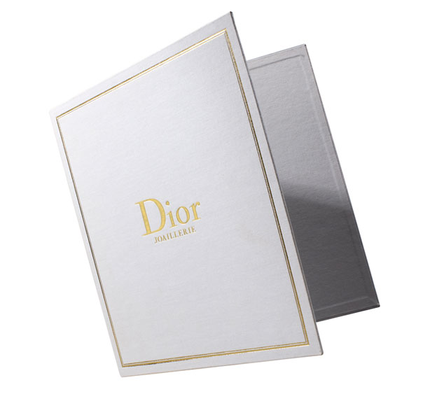 Classeur classique Dior joaillerie contrecollage et rembordage de papier pelliculé sur carton 20/10 pause de garde même matière impression a chaud or brillant mécanique 4 anneaux en or