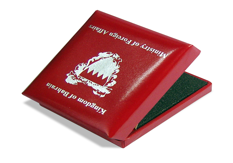 Ecrin en carton Bahrein contrecollé rembordé de simili cuir – impression à chaud argent – grille de calage en carton recouvert de papier flocké.