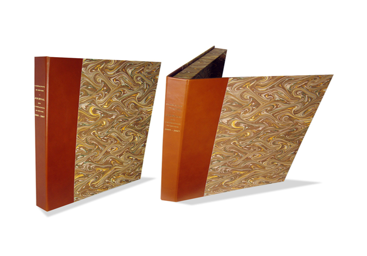 Editis - Coffret-livre contrecollé rembordé de papier marbré – dos en cuir vachette doré à chaud.