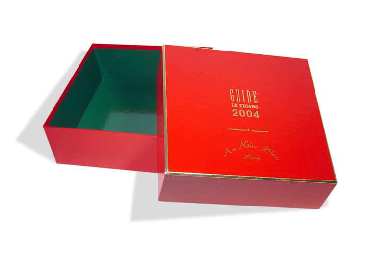 LE FIGARO - Boîte cloche contrecollée rembordée d’un papier couché – aplat rouge – pelliculage brillant – dorure à chaud.