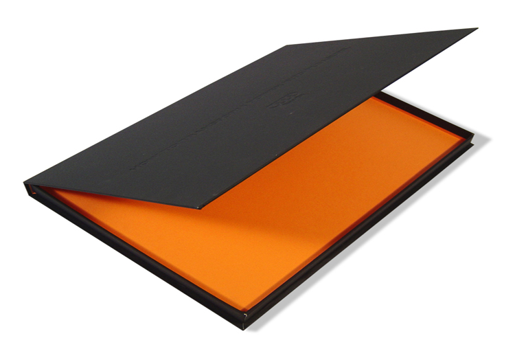 Audy Coffret à couvercle simple contrecollé rembordé de papier offset noir – estampage au recto du couvercle – intérieur contrecollé de papier offset orange.