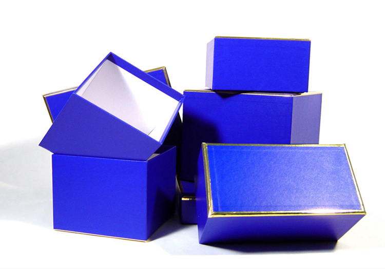 Cristallerie - Boîtes cloche (couvercle coiffant entièrement la boîte cuvette) contrecollées rembordées de papier “Skyto” – filet or.