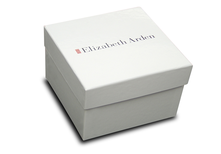 Elizabeth Arden - Boîte à cheval en carton gris 20/10 contrecollé rembordée d’un papier couché imprimé 2 couleurs et pelliculé brillant.