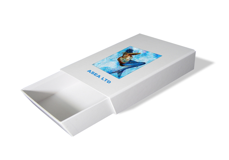 Boîte Asea fourreau avec sachet coulissant (type boîte d’allumettes) contrecollée rembordée d’un papier couché – impression quadrichromie – pelliculage brillant.