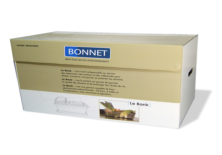 BONNET - Boite d’emballage en carton ondulé contrecollé d’un papier couché – impression quadrichromie – pelliculage brillant – fermeture par 2 pastilles auto agrippantes.
