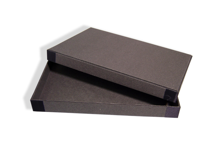 SC - Boîte cloche en carton celloderme noir brut – coins assemblés avec bandes toile.