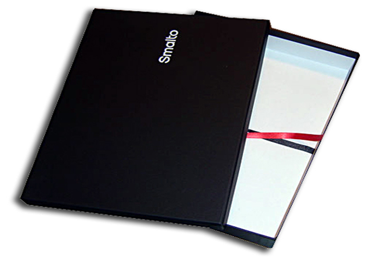 Smalto - Boîte cloche contrecollée rembordée d’un papier offset noir – impression à chaud blanche – rubans extracteurs.