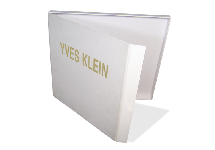 Coffret Yves Klein avec couvercle à rabat aimanté contrecollé rembordé de papier toucher peau de pêche – dorure à chaud.